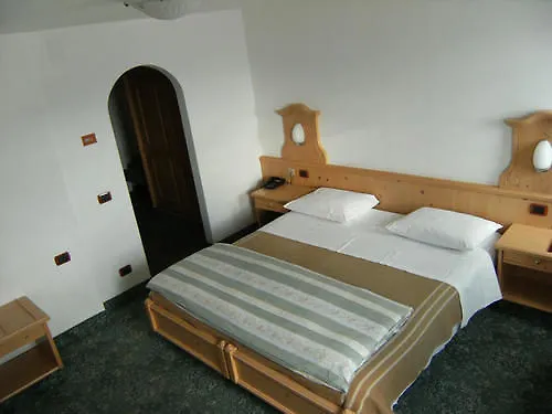 מלון Maria Flora 3*